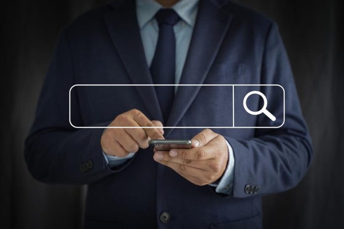 мужчина в смартфоне